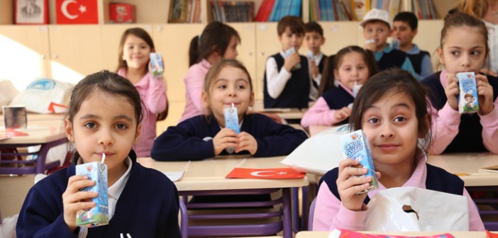 Öğrenciler okul sütü içmeye başladı.